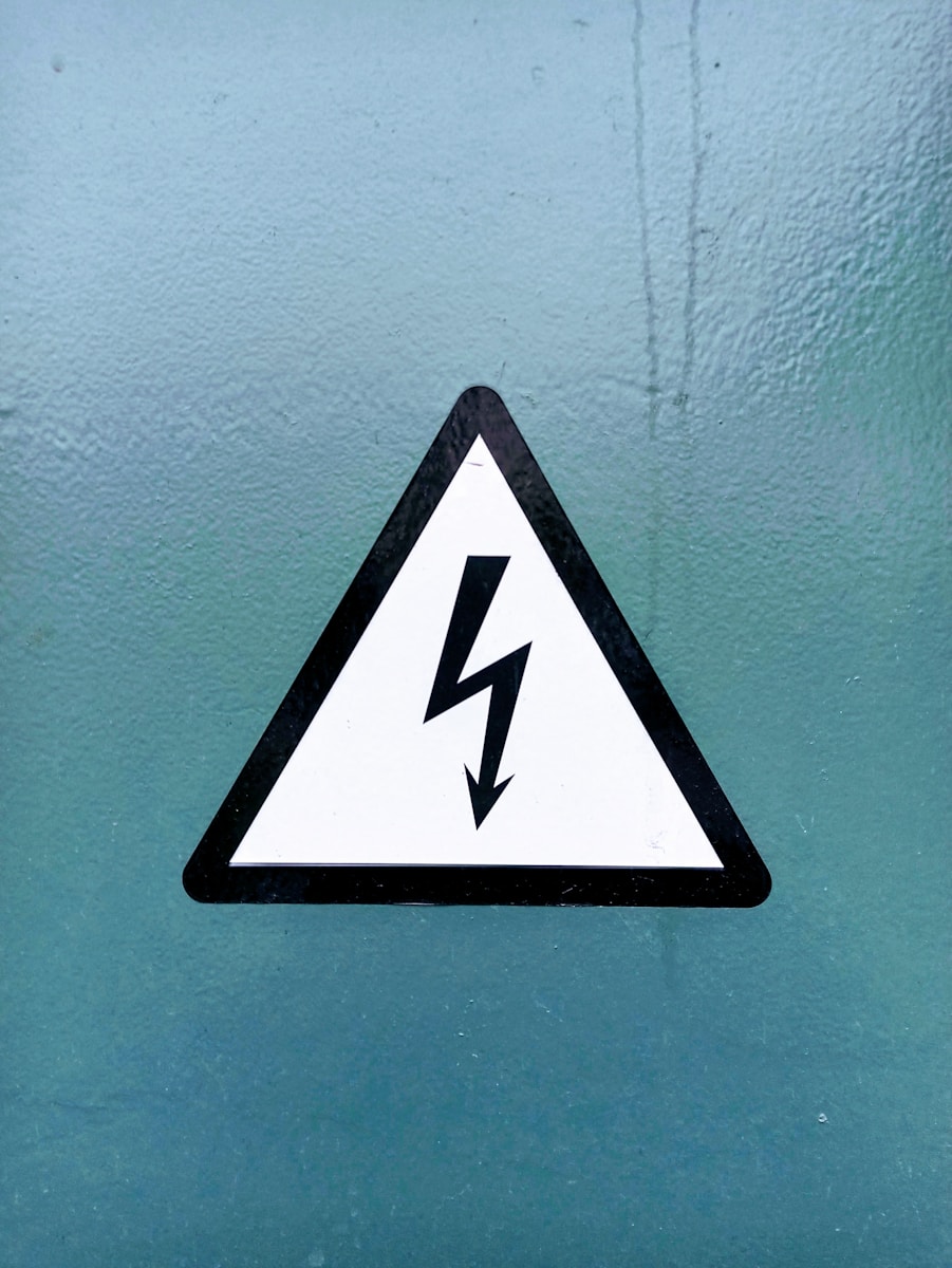 black and white arrow sign